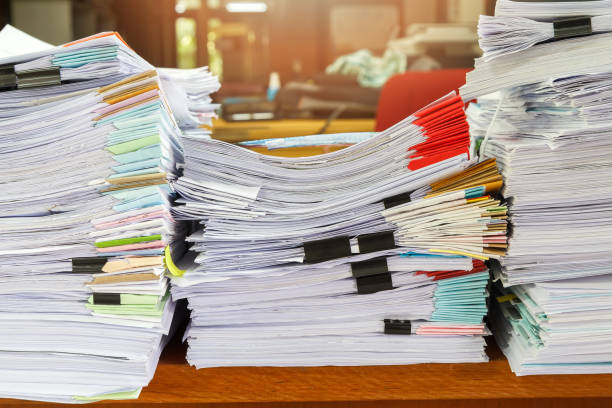 ビジネス ドキュメント スタック レポート ペーパー スタックの机の上のクローズ アップ - stack paper document heap ストックフォトと画像