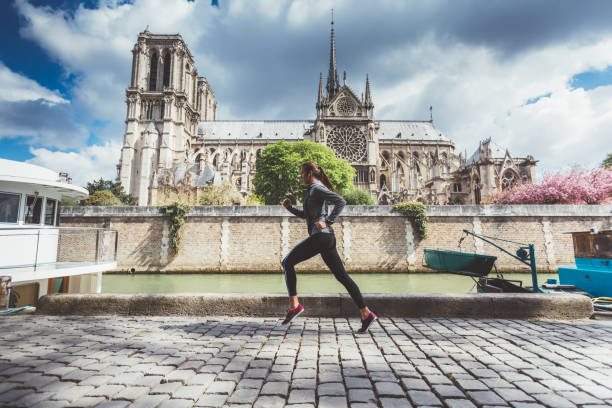 desportista, movimentando-se em paris - paris france audio - fotografias e filmes do acervo