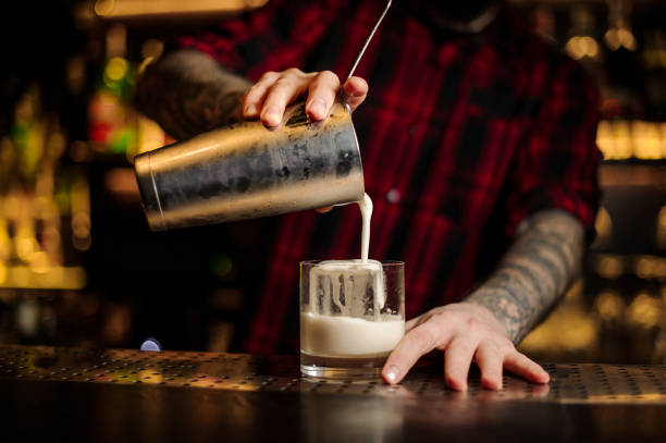 derramar bebida alcoólica cremosa grossa fresca em um vidro de braga - cream liqueur - fotografias e filmes do acervo