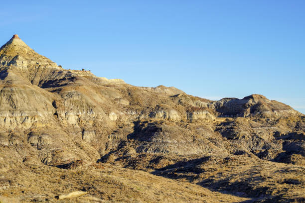 밝은 햇살과 푸른 하늘 동부 몬타나 황무지, 근처 마일 도시, 산 복사 공간에 바위 절벽 - montana plain prairie mountain 뉴스 사진 이미지
