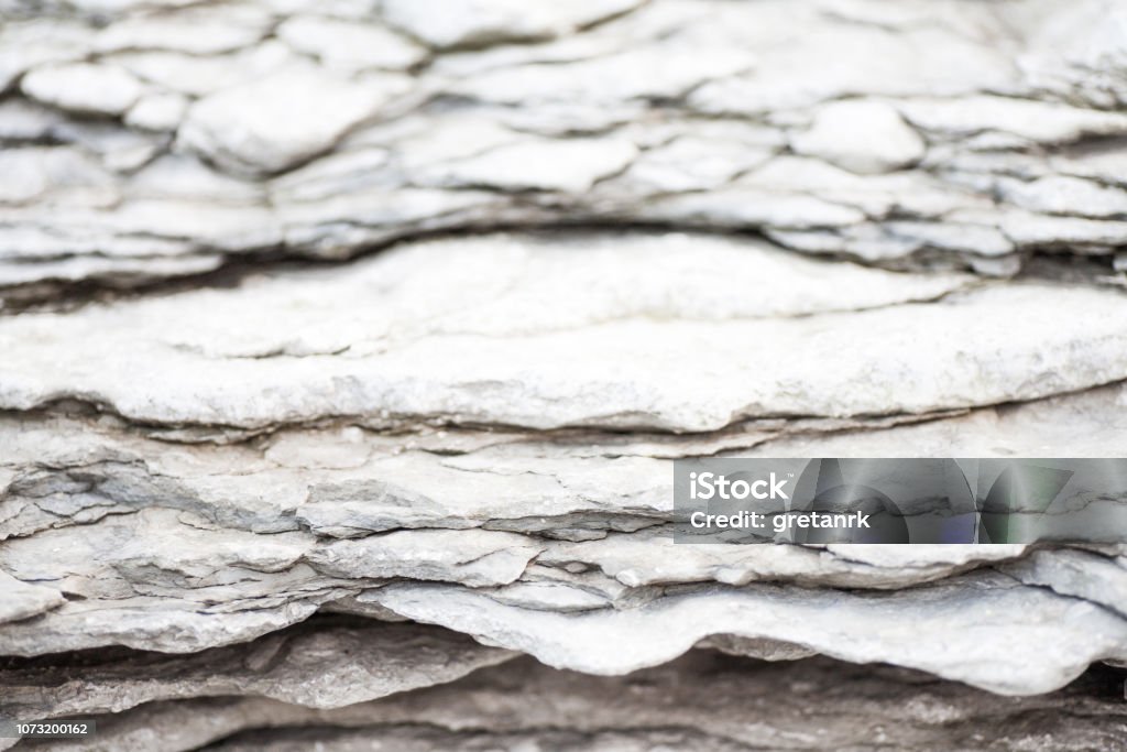 Strukturelle geschichtete Felsen im Licht grau kühle Tönen - Lizenzfrei Geschichtet Stock-Foto