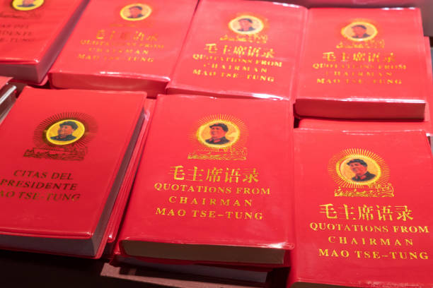 kleines rotes buch von preisangabe vom vorsitzenden mao tse-tung - buchtitel stock-fotos und bilder