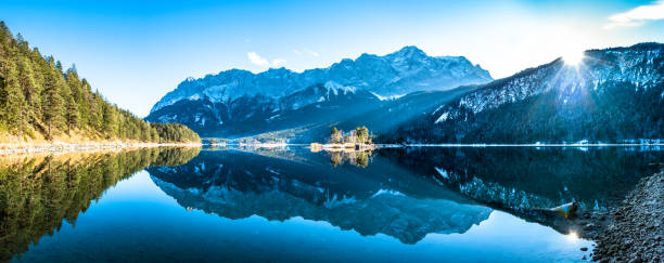 lago eibsee in germania - zugspitze mountain lake autumn germany foto e immagini stock