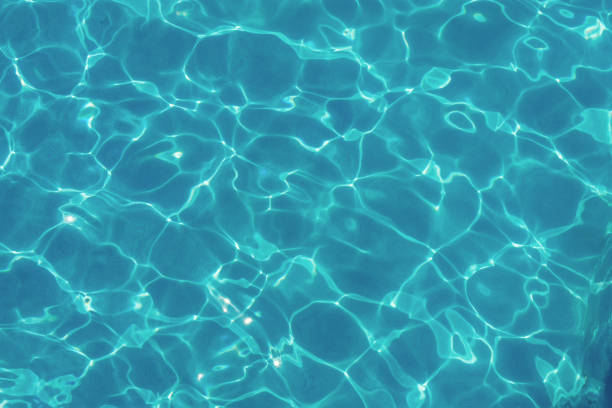 piscine eau surface fond - vibrant color reflection sunlight light photos et images de collection