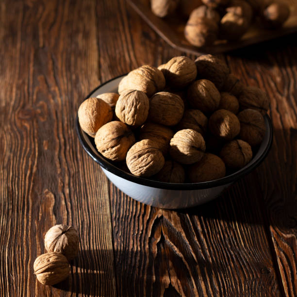 호두 나무 테이블에 파란색 접시에 - almond variation bamboo bowl 뉴스 사진 이미지