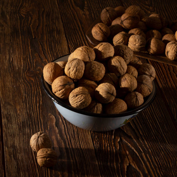 호두 나무 테이블에 파란색 접시에 - almond variation bamboo bowl 뉴스 사진 이미지