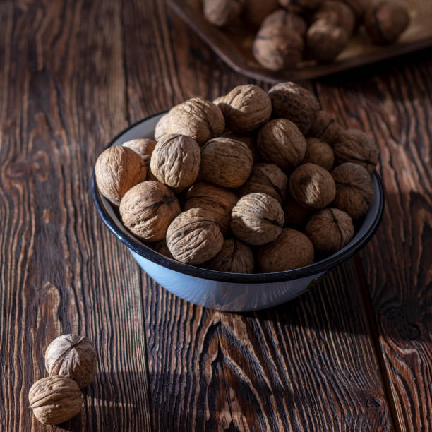 호두 나무 테이블에 파란색 접시에 - almond variation bamboo bowl 뉴스 사진 이미지