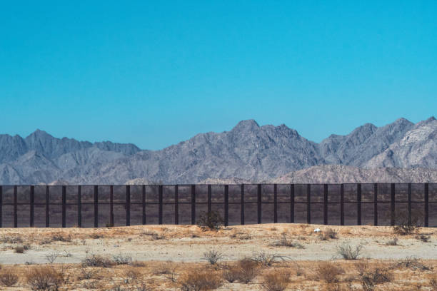 mexico - usa border wall - valley wall imagens e fotografias de stock