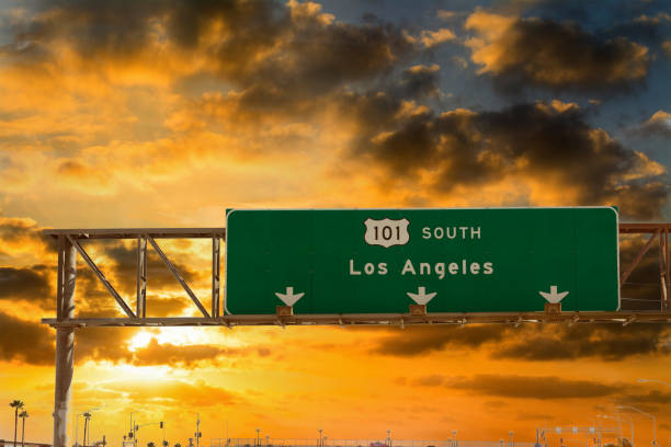 los angeles-wegweiser auf 101 freeway in richtung süden bei sonnenuntergang - 101 stock-fotos und bilder