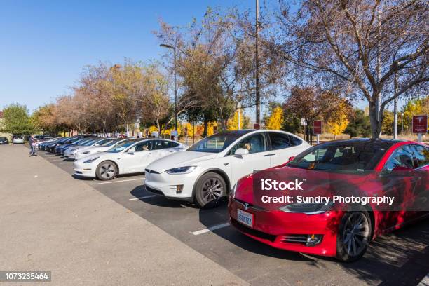 Estación De Carga De Tesla Foto de stock y más banco de imágenes de Batería - Batería, California, Carga