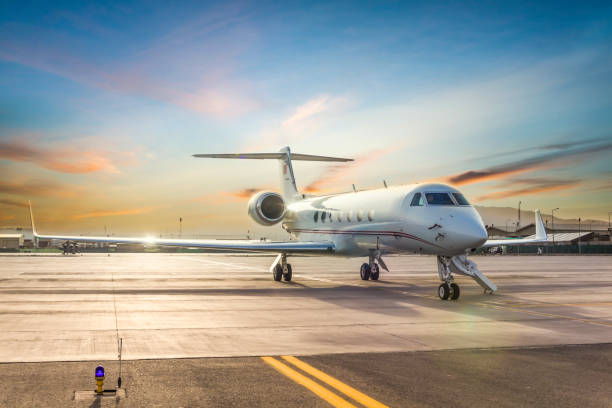 private jet auf der landebahn des flughafens - firmenflugzeug stock-fotos und bilder