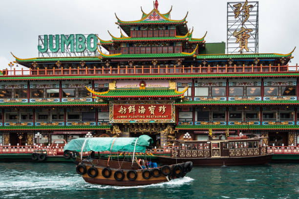 um barco tradicional chinesa sampan e restaurante flutuante jumbo, um do marco mais famoso de hong kong, aberdeen - floating restaurant - fotografias e filmes do acervo