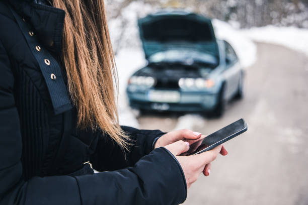 ¡mujer pidiendo ayuda, su coche se rompió! - road ice danger winter fotografías e imágenes de stock