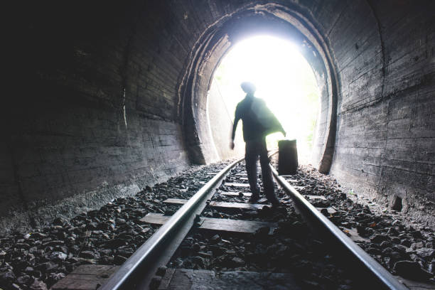 bambino che cammina nel tunnel ferroviario - 13451 foto e immagini stock