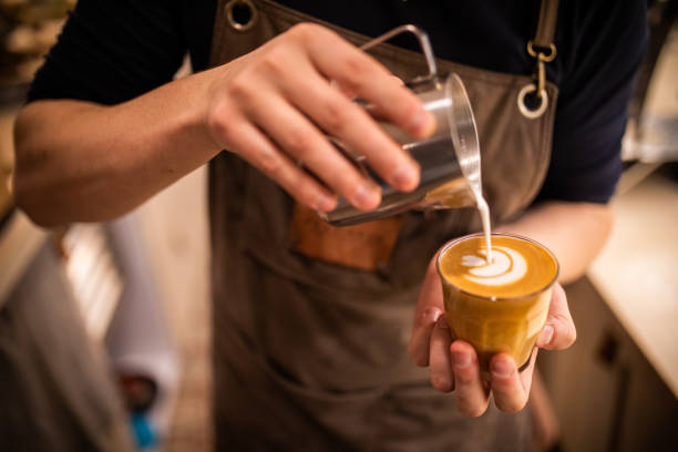 бариста сделать чашку кофе латте искусства - latté стоковые фото и изображения