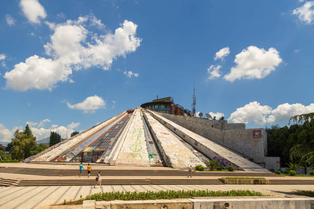 pyramide de la mémoire, l’un des symboles historiques de tirana, albanie. - 4729 photos et images de collection