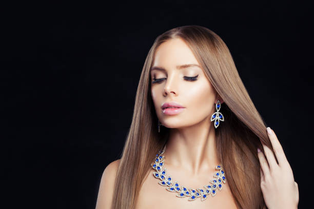 glamouröse schmuck-modell. perfekte frau mit diamant halskette und blauen edelstein ohrringe porträt - jewelry fashion model women gem stock-fotos und bilder