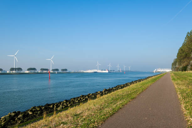 der maeslantkering, eine riesige sturmflutwehr in der nieuwe superb, niederlande - nieuwe waterweg stock-fotos und bilder