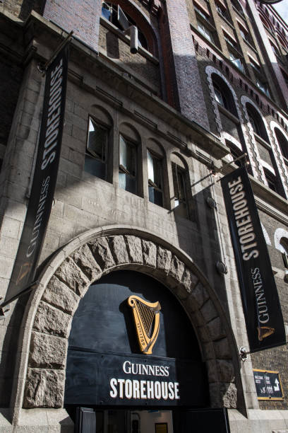 das guinness storehouse in dublin, irland - guinness stock-fotos und bilder