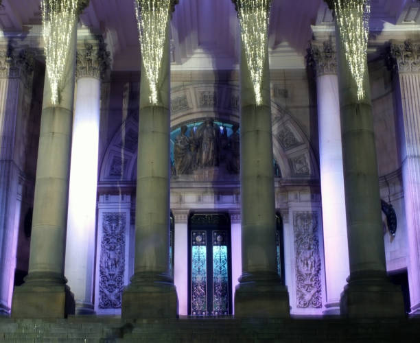 a entrada e colunas de leeds town hall, em west yorkshire, iluminado à noite - leeds england leeds town hall night uk - fotografias e filmes do acervo