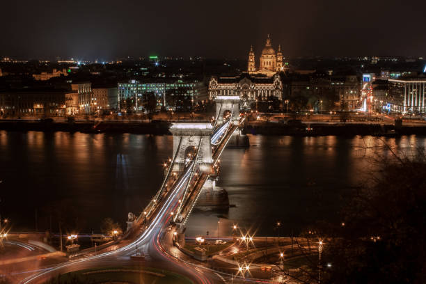 skyline von budapeste bei nacht, die kettenbrücke und der clark adam platz. im hintergrund der stephansdom estou donauufer em der hauptstadt von ungarn - budapest chain bridge panoramic hungary - fotografias e filmes do acervo