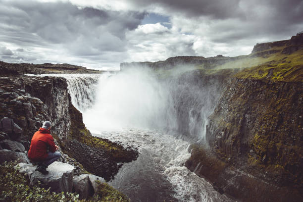 tourist explorer at gulfoss waterfall in iceland - gullfoss falls imagens e fotografias de stock