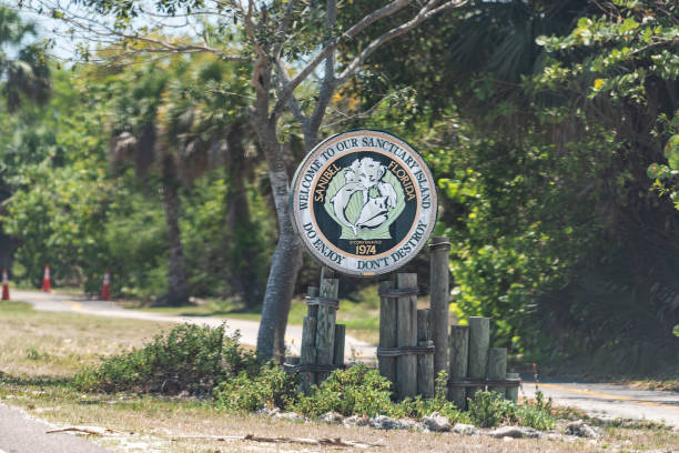 welcome sign in park by beach near fort myers, florida, sanctuary incorporated on road - cargill, incorporated imagens e fotografias de stock