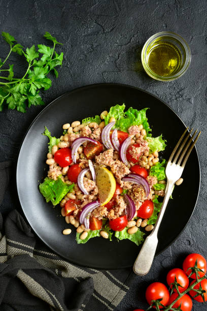 istock Tuna salad with tomatoes and white bean 1073370264