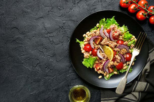 Tuna salad with tomatoes and white bean