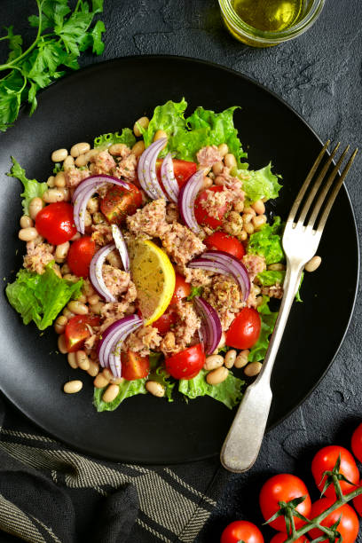 istock Tuna salad with tomatoes and white bean 1073370390