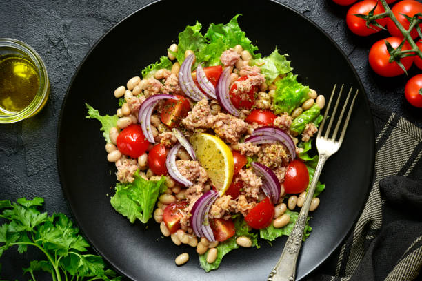 istock Tuna salad with tomatoes and white bean 1073370394
