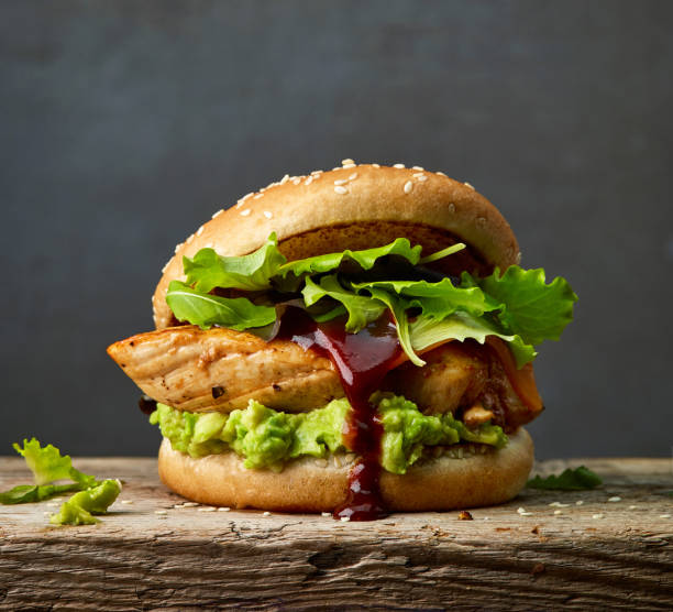 burger au poulet et avocat - chicken sandwich photos et images de collection