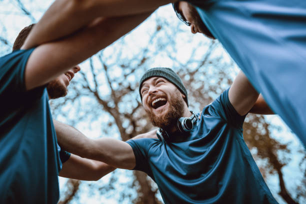 drużyna sportowa świętuje po wygraniu konkursu - sport motivation exercising men zdjęcia i obrazy z banku zdjęć