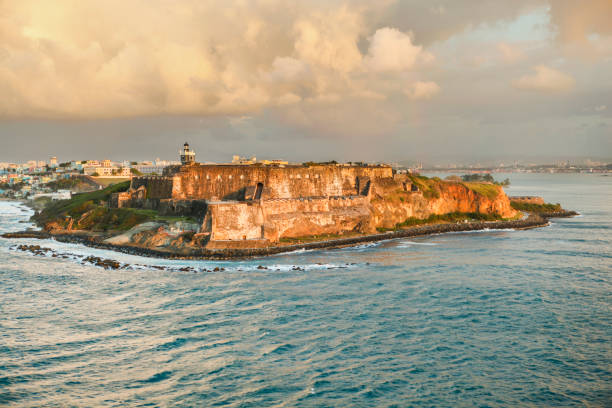 forte el morro, vecchia san juan, porto rico - rainbow harbor foto e immagini stock