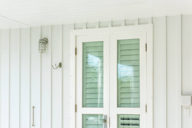 파스텔 그린 화려한 허리케인 창 날 입구, 유리, 램프 플로리다 비치 홈 아파트에 집의 건축 오픈 외면 셔터 - cottage pane 뉴스 사진 이미지