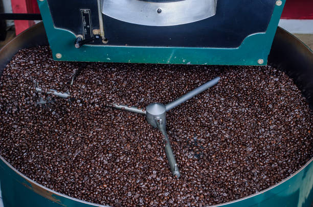 свежеобжаренные кофейные зерна охлажденные - roasted machine bean mixing стоковые фото и изображени�я