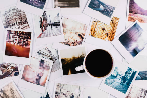 kaffee und polaroids - ansicht von oben fotos stock-fotos und bilder