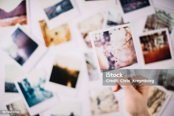 Mano Polaroid Foto de stock y más banco de imágenes de Fotografía - Producto de arte y artesanía - Fotografía - Producto de arte y artesanía, Fotografía - Imágenes, Transferencia de impresión instantánea