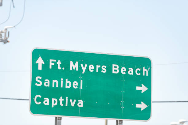 fort myers, usa city town street sign information direction on highway in florida gulf of mexico coast, con ft meyers beach, sanibel e captiva island arrows - fort myers foto e immagini stock