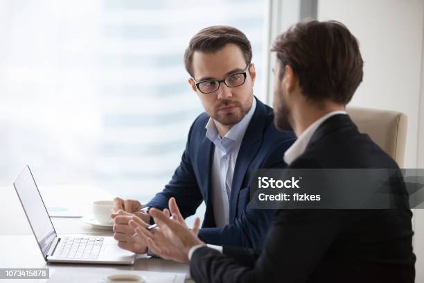 Foto de Dois Jovens Empresários Discutir Ou Planejam De Projeto No Escritório e mais fotos de stock de Conselho