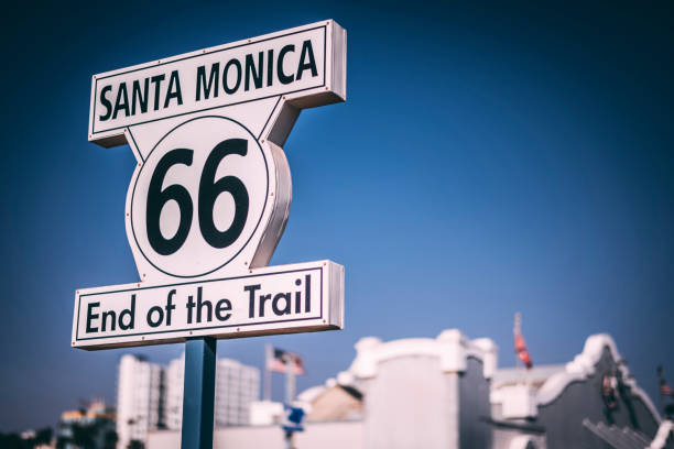 sinal de estrada 66 postado ao final da trilha em santa monica - route 66 california road sign - fotografias e filmes do acervo
