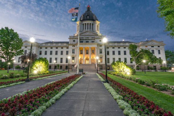 dakota du sud capital building de nuit - south dakota pierre state capitol building usa photos et images de collection