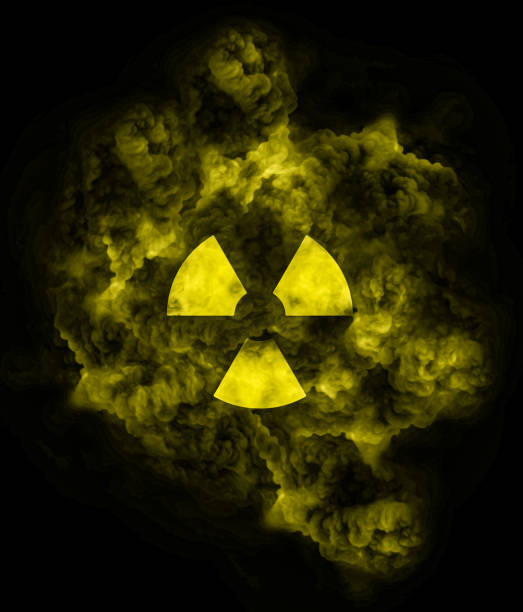 ядерный символ на желтом флуотоксичном облаке - environment risk nuclear power station technology стоковые фото и изображения