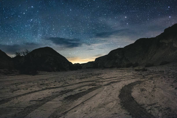 desert stars - autumn landscape usa country road imagens e fotografias de stock
