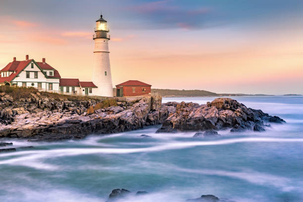 portland phare au coucher du soleil, dans le maine - travel maine coast region lighthouse lighting equipment photos et images de collection