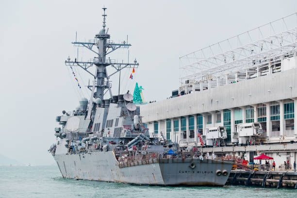 uss curtis wilbur arrived in hong kong. - harbour city imagens e fotografias de stock