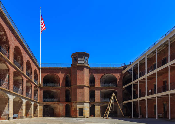 cour intérieure du lieu historique national du fort-point et le phare, situé sous le golden gate bridge à san francisco, californie - fort point historic site photos et images de collection