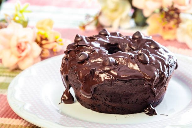 маленький шоколадный торт - chocolate cake dessert bundt cake стоковые фото и изображения