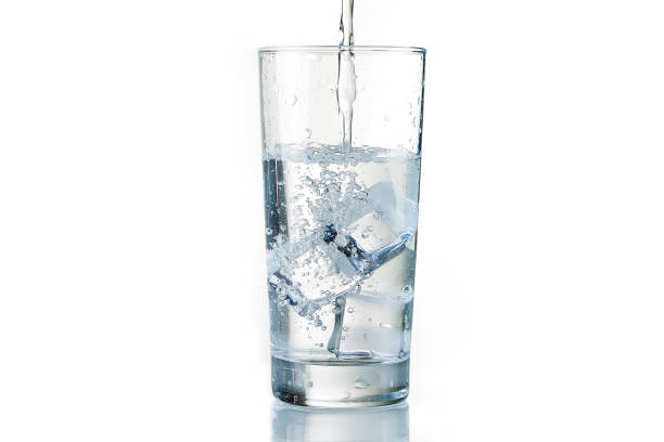 flujos de agua en el vaso lleno de hielo - water flowing water pouring ice fotografías e imágenes de stock