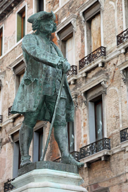 monumento histórico para o dramaturgo carlo goldoni na piazza - carlo goldoni - fotografias e filmes do acervo